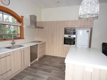 Close to Queens Park and City Centre
