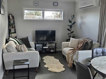 Modern 2-Bedroom Home with Double Garage & Garden