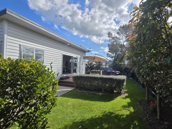 Modern 2-Bedroom Home with Double Garage & Garden