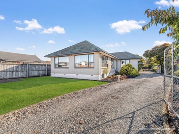 Must be Sold ! Family Living with All the Extras