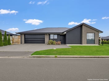 Corner the Good Life in 4 bedroom home - Yaldhurst