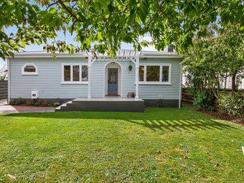 Charming & Cute Bungalow at 35 Wainui Road