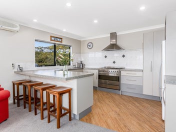 Central, Sunny & Spacious - 4 Car garaging