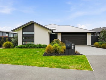 Enchanting Cashmere Haven with Unrivalled Views