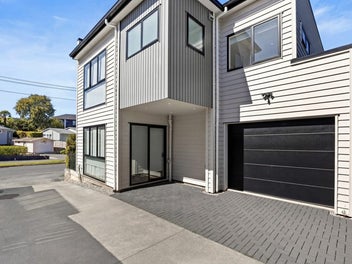 Spacious, Stylish & Superb Location!