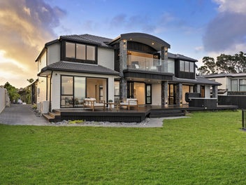 MODERN, MOVE-IN-READY & LOW MAINTENANCE!