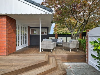 SUNNY FAMILY HOME - GREAT LOCATION!