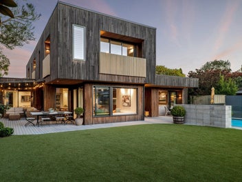 Premier Position, Premium Architecture