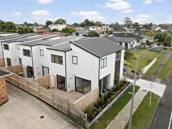 Freehold Living, Light-Filled End Position