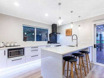 Sunny, Stylish & Selling - Don't Miss This One