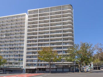 Top Floor Living with Sea Views - 2-Bed + Carpark