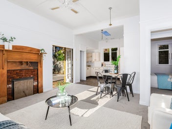 LIGHT, BRIGHT, EASY ISLAND BAY LIVING