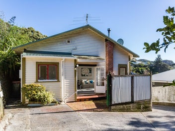 SUNNY, SINGLE LEVEL LIVING!