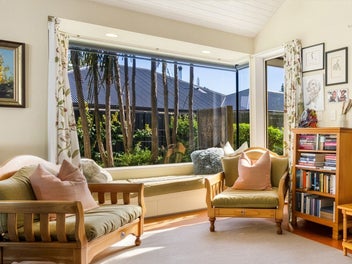 Sun, Space & Lifestyle - Walk to Town