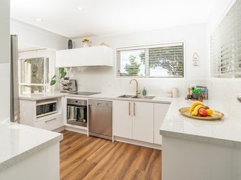 SUN, SPACE & PRIVATE FAMILY LIVING!