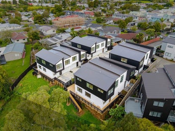 Freehold 4 Bedrooms Duplex & Extra Parking