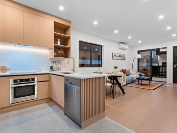 Freehold 4 Bedrooms Duplex & Extra Parking