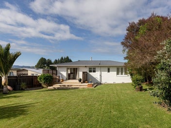 1950's Charm on a Sunny Freehold Section