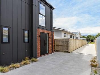 Near-New, Stylish & Ready to Go!