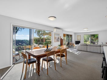 Modern Living Meets Tranquil Garden Oasis