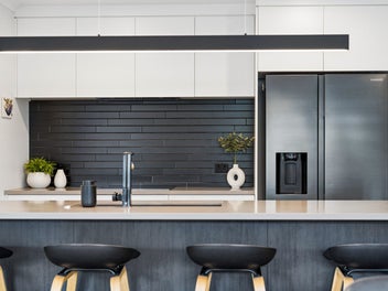 STUNNING CONTEMPORARY HOME