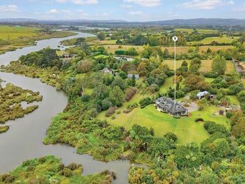 ELEGANCE & ARTISTRY – EXCEPTIONAL GARDEN SETTING