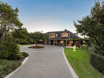 ELEGANCE & ARTISTRY – EXCEPTIONAL GARDEN SETTING