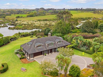 ELEGANCE & ARTISTRY – EXCEPTIONAL GARDEN SETTING