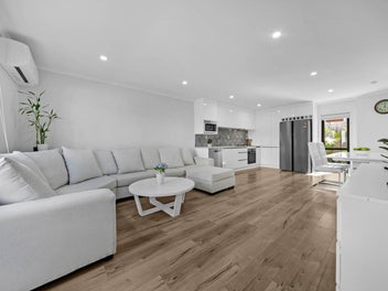 Stylish Freehold Living Near Train Station & M...