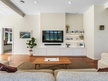 Sunlit Scenes & Putting Greens - Epsom Border!