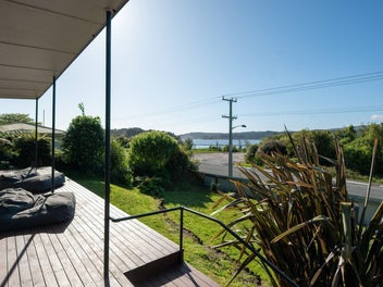 Freehold Rotoiti bach opposite the boat ramp