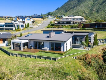 Privacy and harbour views, an entertainer’s...