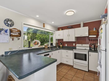 Large 4 Bedroom Living in Sunny Strandon