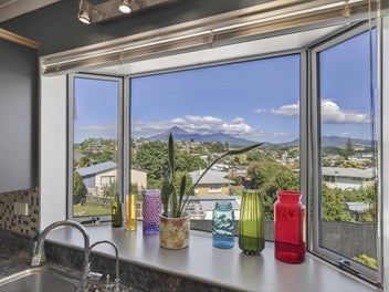 Views. Comfort. Flexible living.