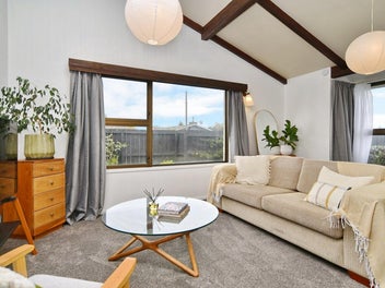 Charming Front Unit with Courtyard