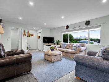 Easy-Care Sunny Home With Conservatory And More