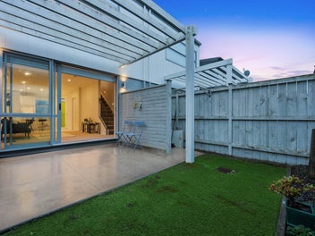 PREMIUM LOCATION & CLEAR INSTRUCTIONS: SELL!