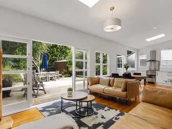 City-fringe villa in coveted grammar zone