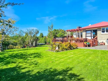 Half-Acre Paradise: Your Family Sunshine Retreat