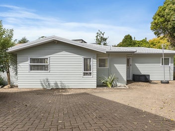 PRICED TO SELL! 4 BEDROOM, HUGE VALUE!