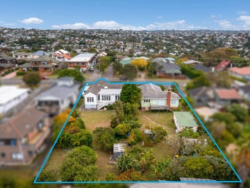 Panoramic Views | Elevated Wide 1598m2 Site