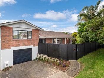 Private and charming Takapuna oasis