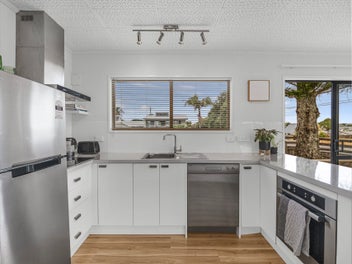 Easy Walk To Beach And Harbour