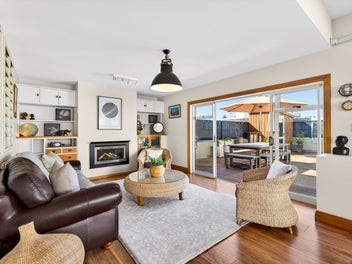 Timeless Art Deco Apartment with City Parking