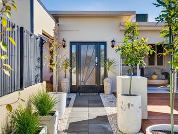 Timeless Art Deco Apartment with City Parking