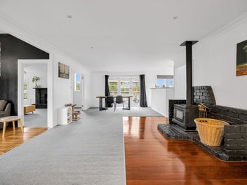 Family Lifestyle with Sheds, Space & Charm!