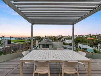 Elevated St Heliers Living with Sea and Park Views