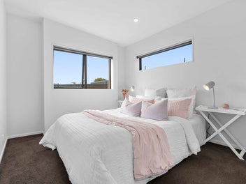 STYLISH TOWNHOUSE PERFECTION