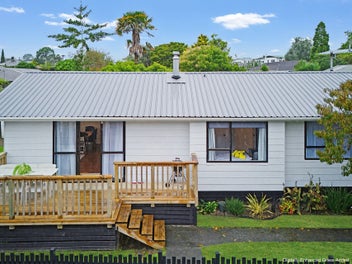 Deckside Sun & Fireside Comfort in Waiuku