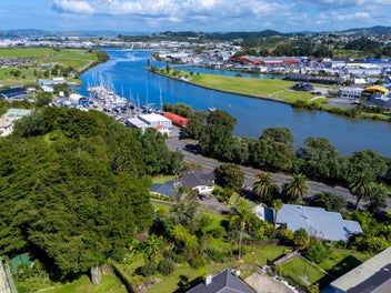 Freedom to design - rare Riverside section